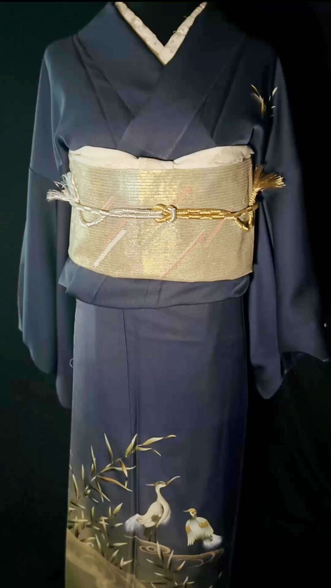 藍色の訪問着の上半身。金系の帯を合わせたコーディネート