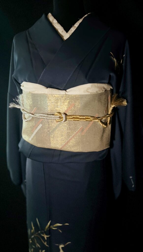 藍色の訪問着と帯のアップ。落ち着いた藍と金の組み合わせ