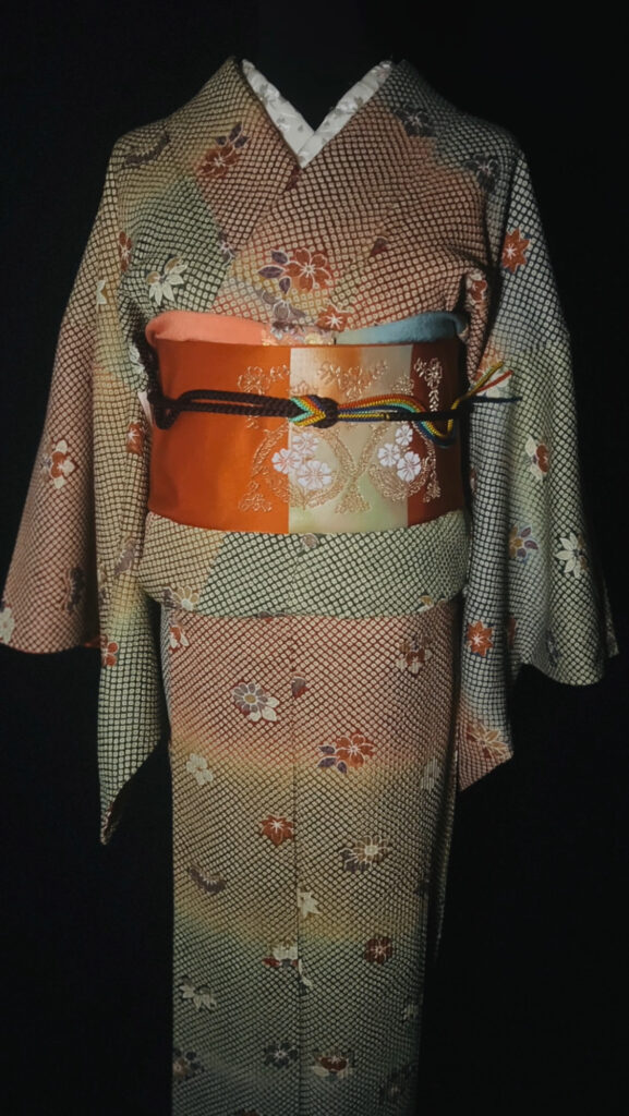 総絞りの小紋のコーディネート全体（斜めぼかしと草花文様、朱×金の帯）