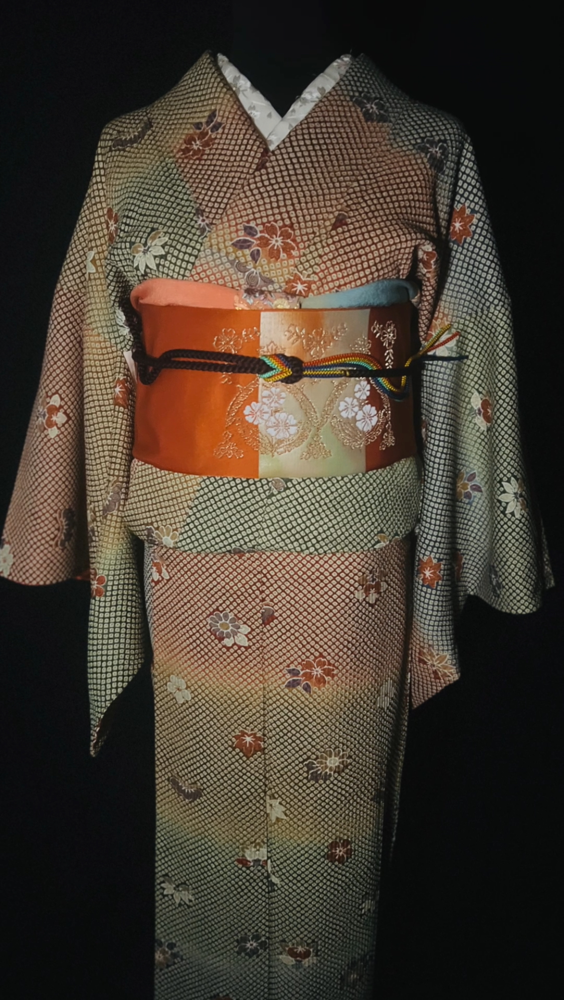 総絞りの小紋のコーディネート全体（斜めぼかしと草花文様、朱×金の帯）