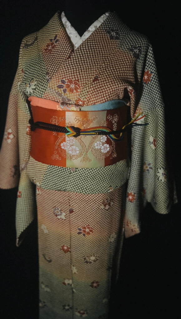 総絞りの小紋の全身（草花文様の散らしと色のグラデーション）