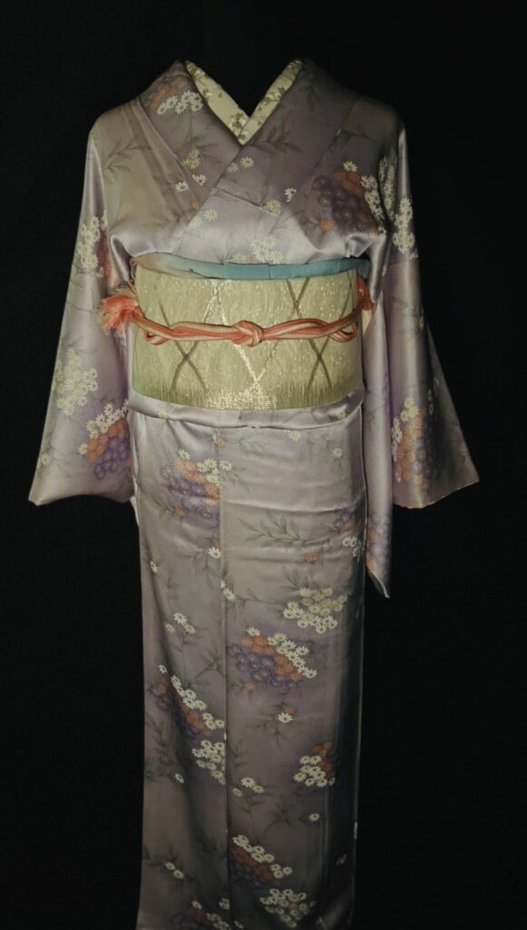 全身:淡い藤色〜灰紫の正絹小紋に名古屋帯を合わせた全身コーディネート(alo kimono アーカイブ#004)