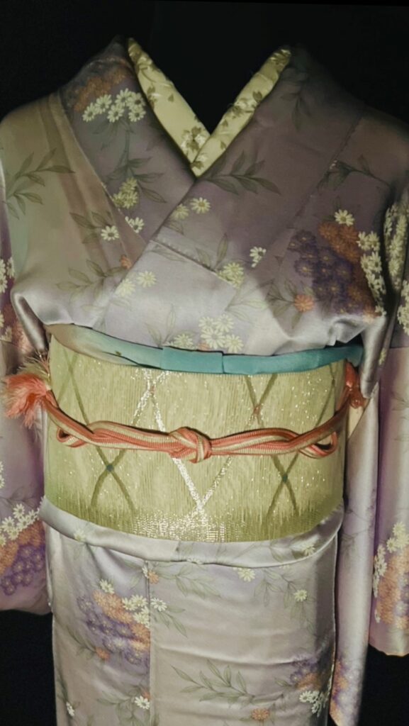 帯まわり:名古屋帯の帯まわりアップ(薄金の帯と差し色の小物)