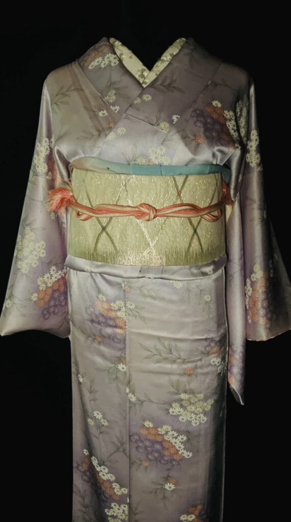 淡い藤色〜灰紫の正絹小紋に名古屋帯を合わせた全身コーディネート（alo kimono アーカイブ#004）