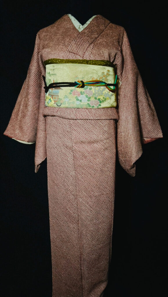 赤みのある総絞り小紋の着姿全体（袋帯の淡色が映える正絹コーデ）