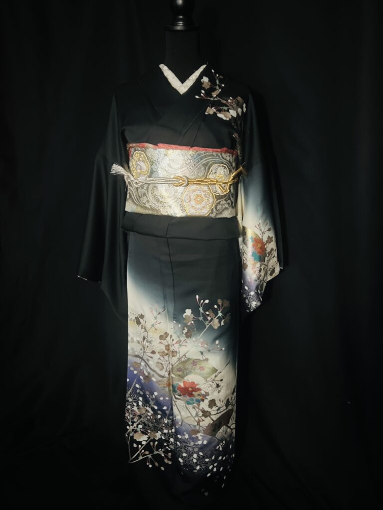 黒地の桜柄訪問着の全身(正面、銀地の帯合わせ)
