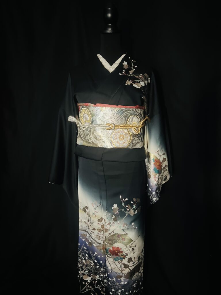 黒の桜柄訪問着の全身（正絹・家紋なし・袷、紫の八掛）