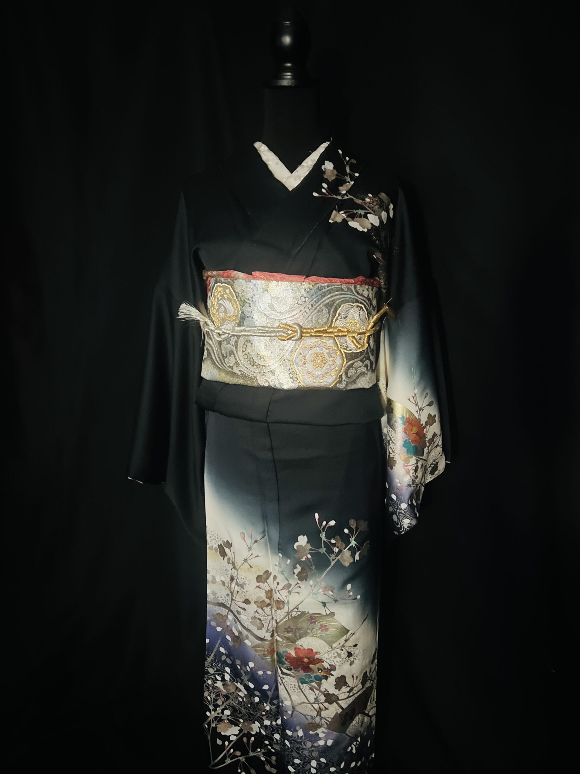 黒の桜柄訪問着の全身（正絹・家紋なし・袷、紫の八掛）