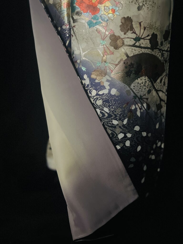 黒の訪問着の袖と裾の柄アップ(草花と景色文様、ぼかしの表現)