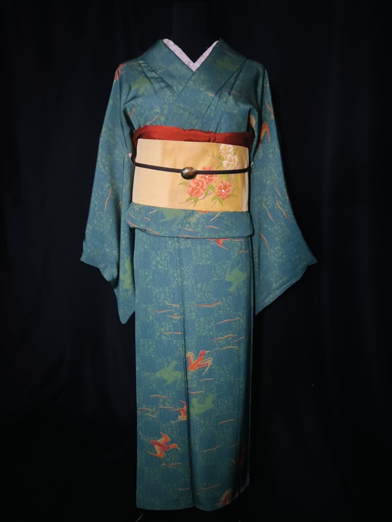 着物アーカイブ#010|小紋の色味と柄の流れが分かる全体写真(青緑・飛ぶ鳥文様/袷)