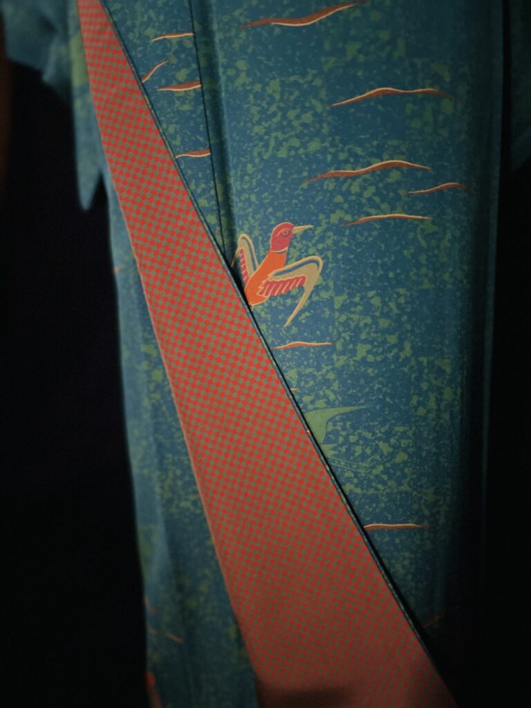 着物アーカイブ#010|裾付近の柄配置(飛ぶ鳥文様と流線)を記録したアップ写真(袷)