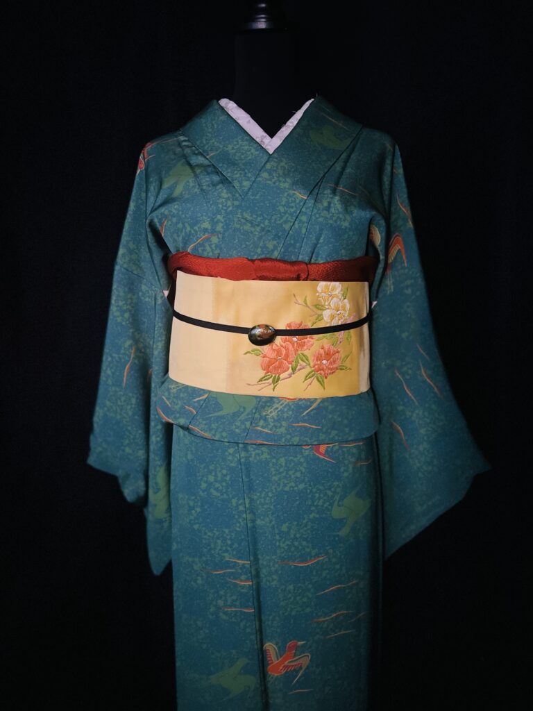 着物アーカイブ#010|青緑の地に飛ぶ鳥文様が入った小紋の柄アップ(袷)