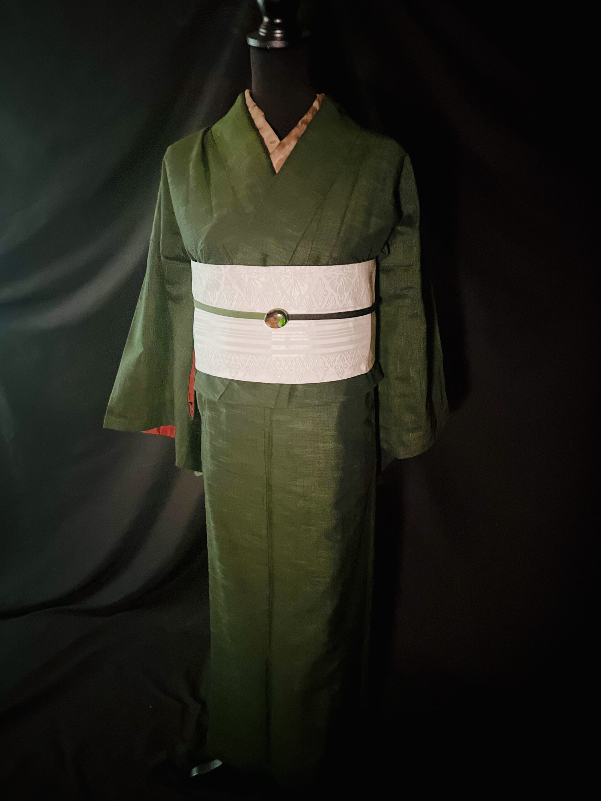深緑の紬に白い半幅帯を合わせたコーデ（着物アーカイブ009・袷・家紋なし）