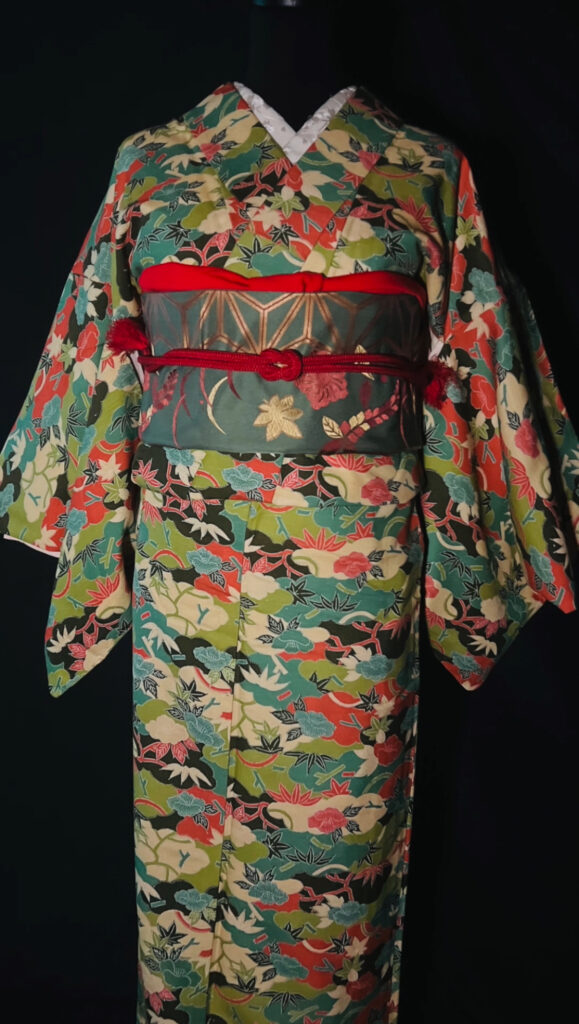多色の草花と葉文様の小紋に、洒落袋帯と赤の帯揚げ・帯締めを合わせた着物コーデ（正絹・袷）