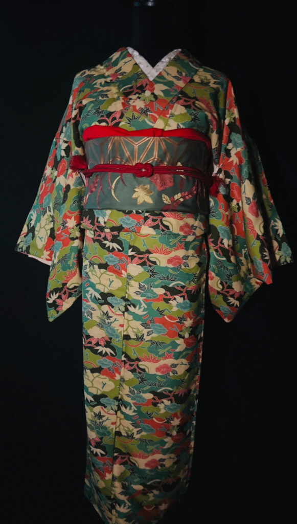 洒落袋帯の帯まわりアップ。幾何学柄の帯に赤の帯揚げと帯締めで引き締めたコーデ