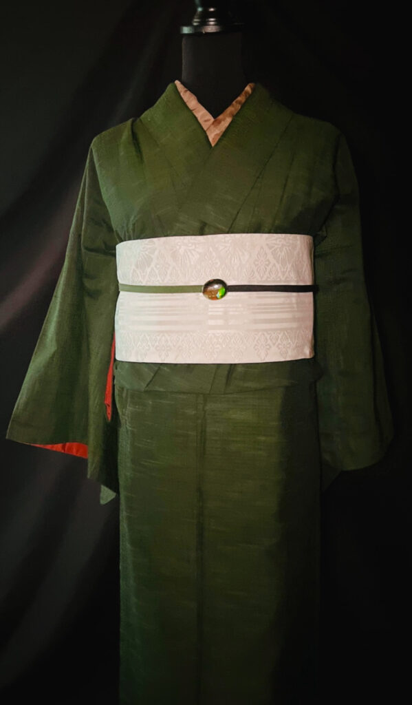 袷の深緑紬×白い半幅帯｜袖口から赤がのぞくコーデ（009）