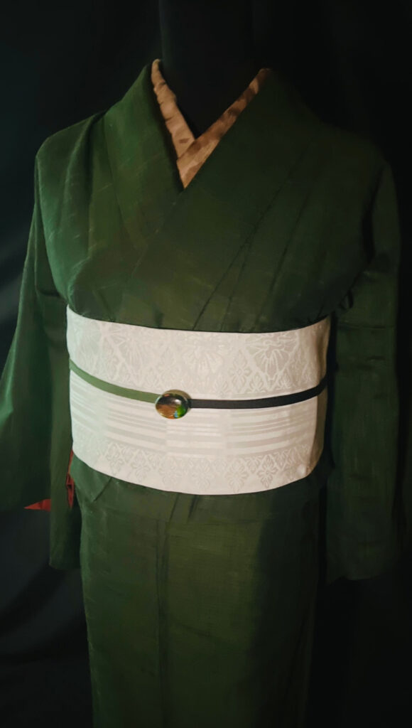 深緑の紬×白い半幅帯｜帯周りアップ（着物アーカイブ009）