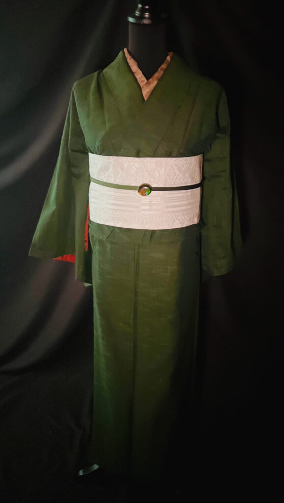 深緑の紬をトルソーに着付け｜白い半幅帯の軽やかコーデ（アーカイブ009）