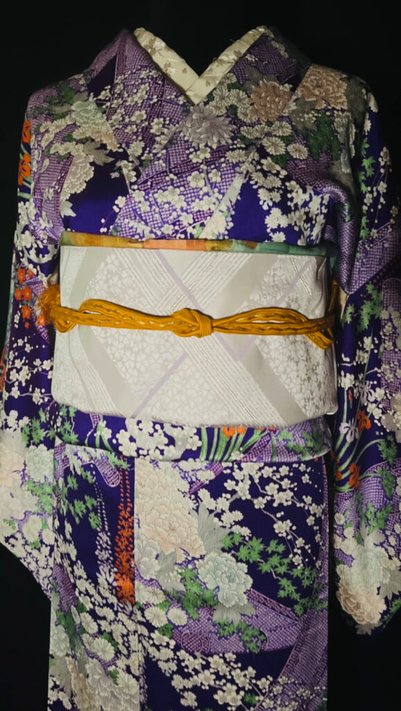 紫地に草花文様が広がる小紋の着物コーディネート(祖父から祖母へ/家紋なし)