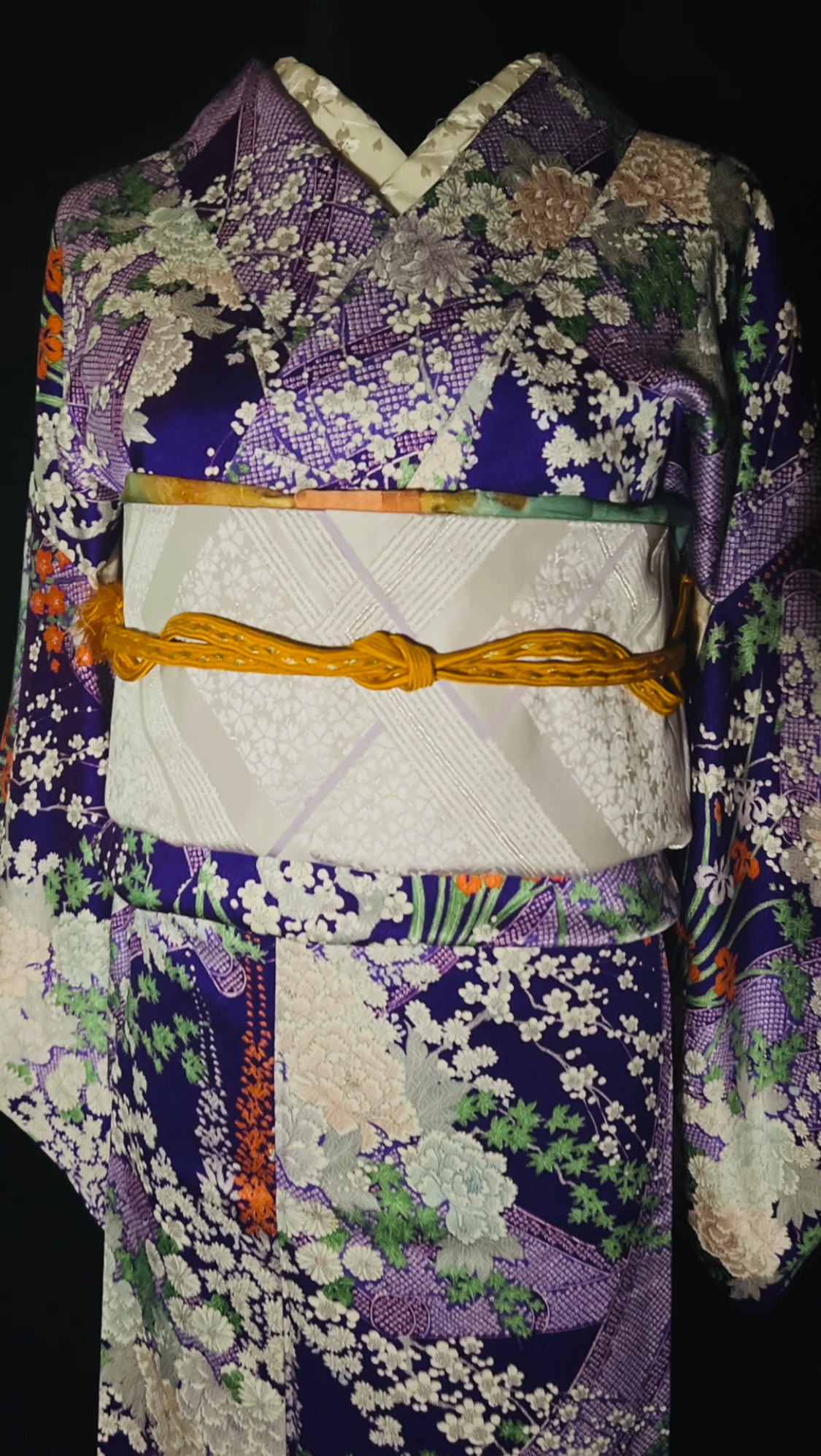 紫地に草花文様が広がる小紋の着物コーディネート（祖父から祖母へ／家紋なし）