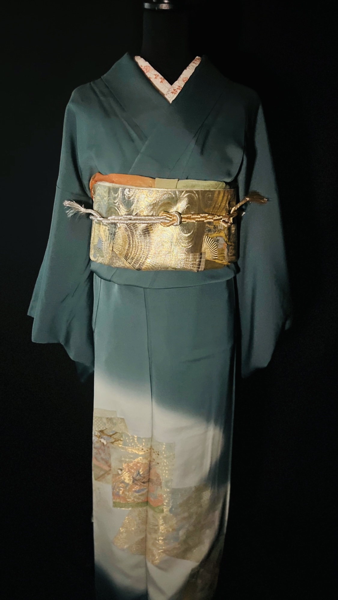 深緑のぼかしが美しい百人一首の訪問着。扇文様の帯を合わせた上品な正面コーディネート