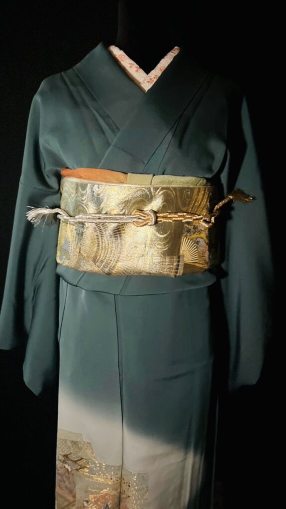 深緑のぼかしが美しい百人一首の訪問着。扇文様の帯を合わせた上品な正面コーディネート