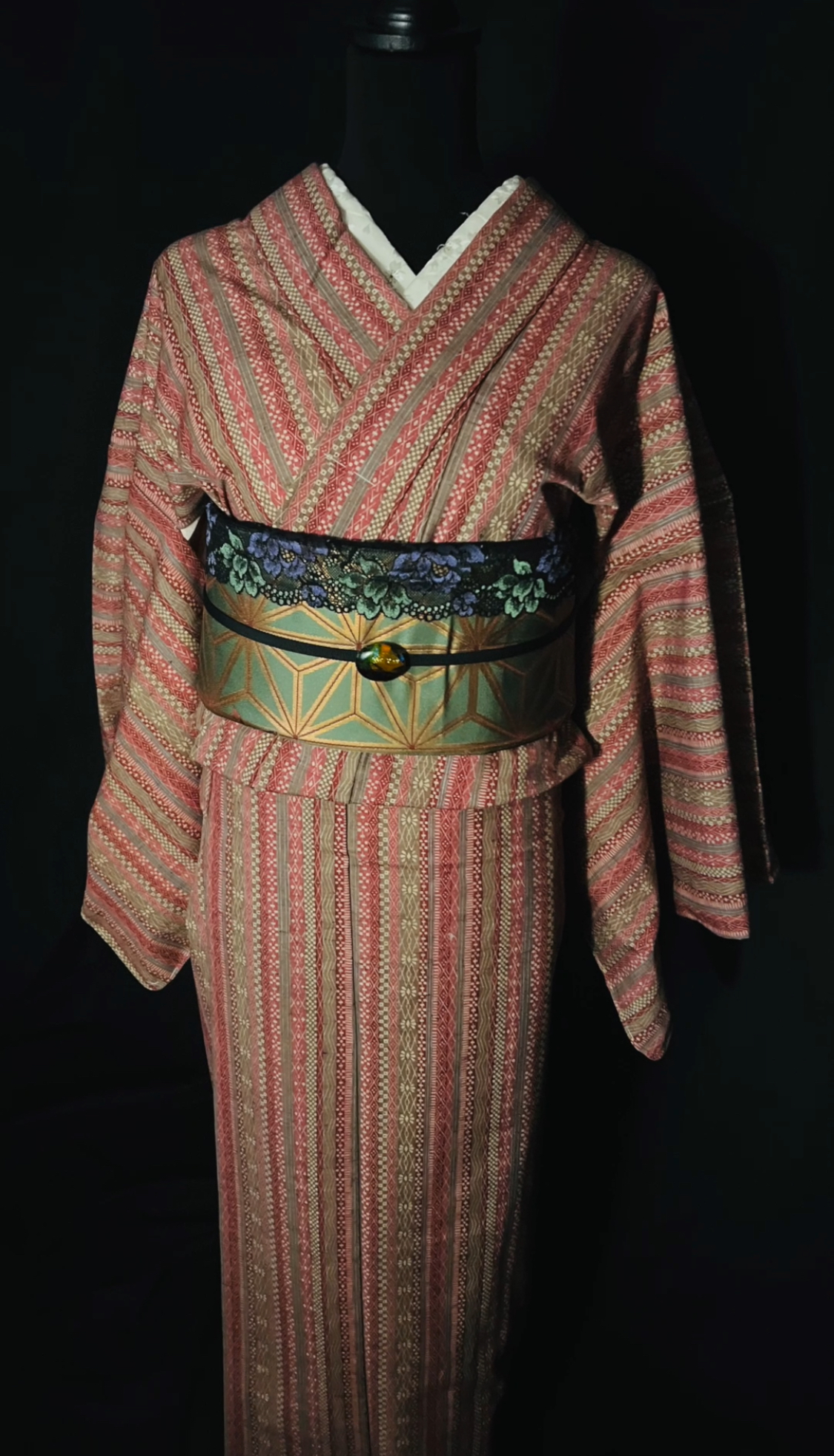 赤茶の縞模様のウール着物に幾何学柄の帯を合わせたコーディネート（家紋なし）