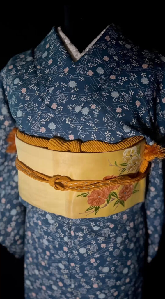 生成りの名古屋帯の花意匠と、帯締め・帯揚げの色合わせが分かるアップ写真
