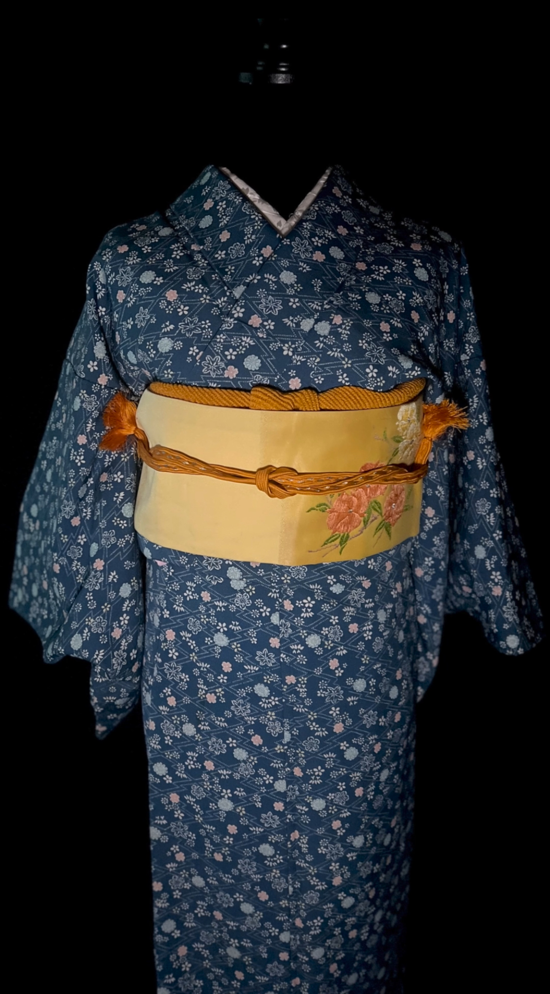 着物アーカイブ#014｜青の小花柄の小紋に、生成りの名古屋帯を合わせた全身コーデ