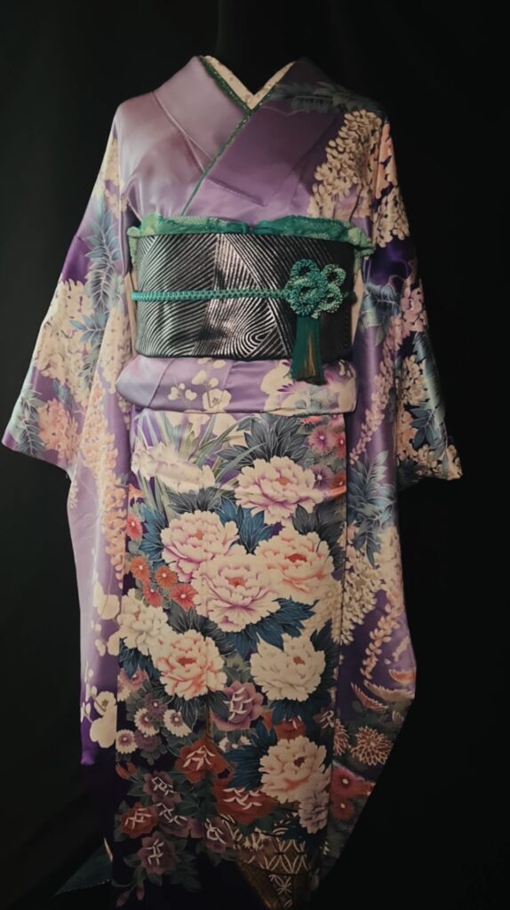 紫の振袖と黒帯のコーディネート全体が分かる着姿