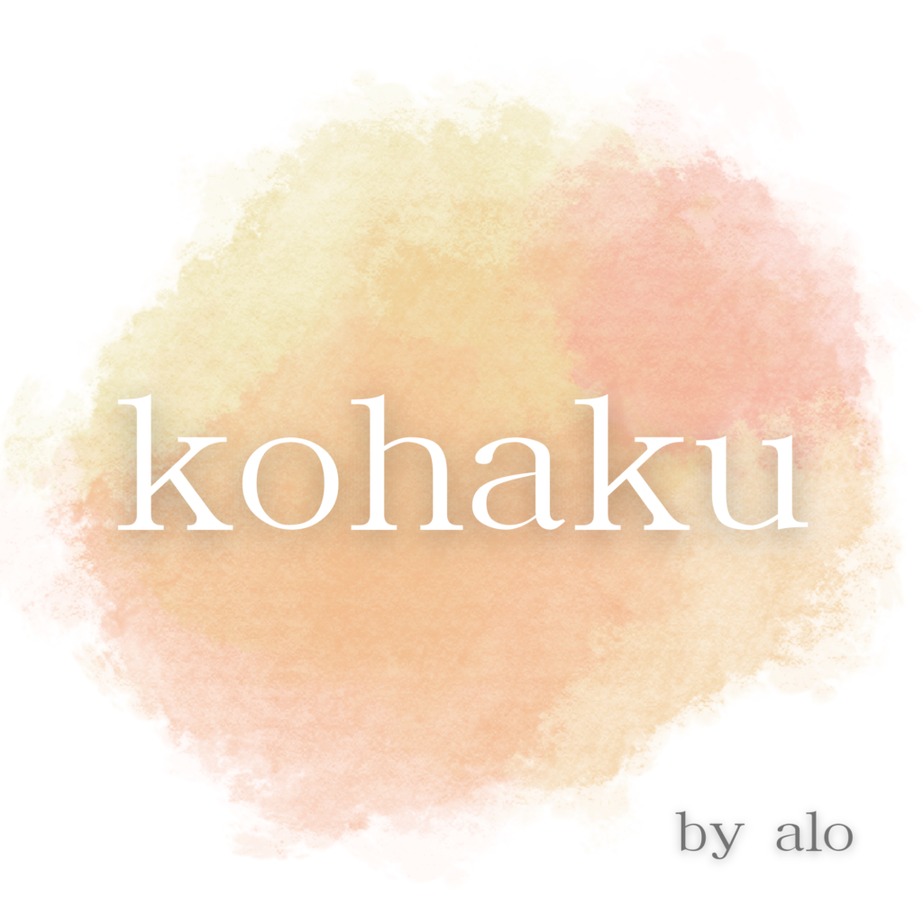 Kohakuロゴ｜水彩のにじみ背景と文字デザイン（by alo）

