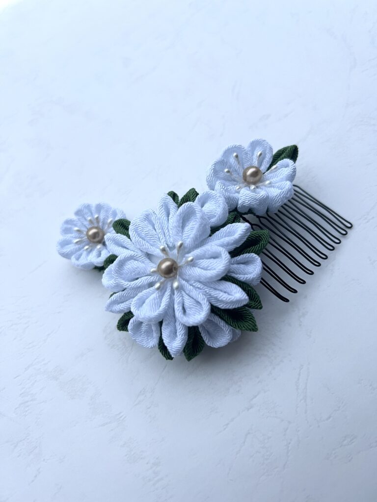 白い花のつまみ細工の髪飾り|和装にも合う上品なハンドメイドヘアアクセサリー(atelier alo)
