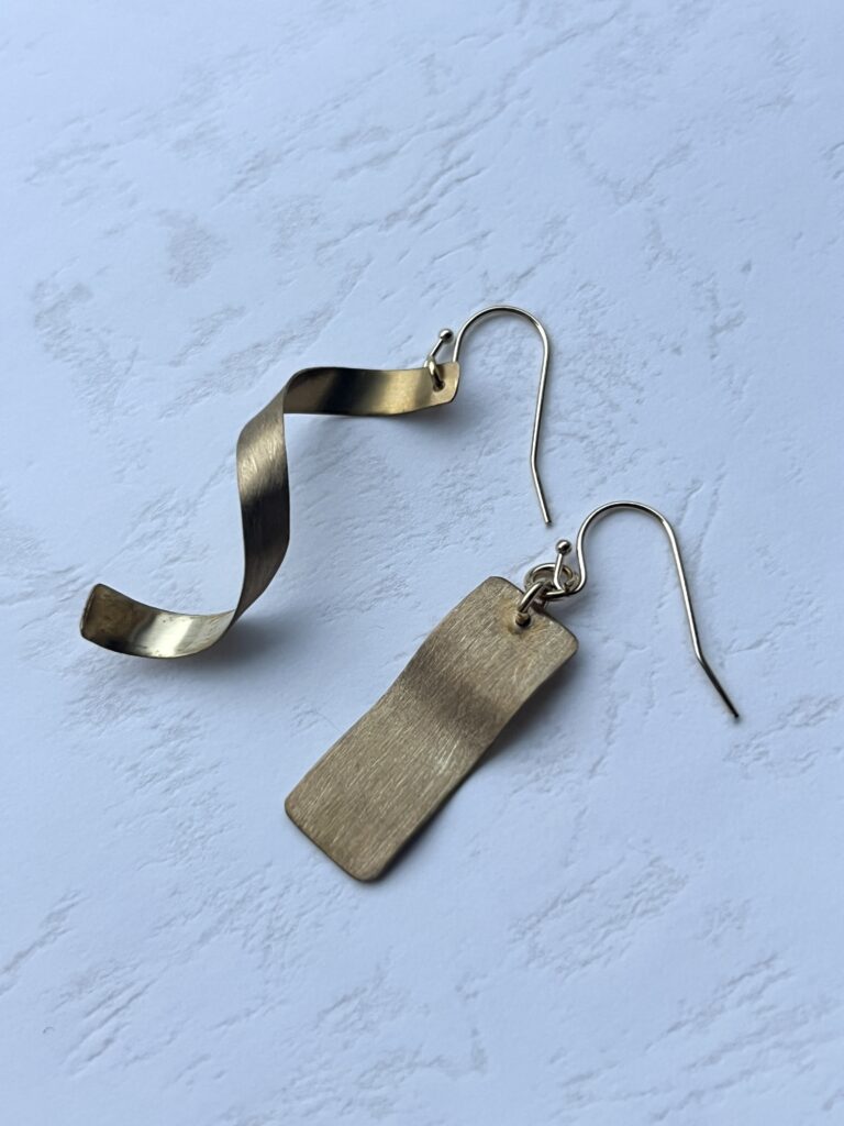 真鍮のアシンメトリーピアス|ねじれデザインとプレートのシンプルなアクセサリー(atelier alo)