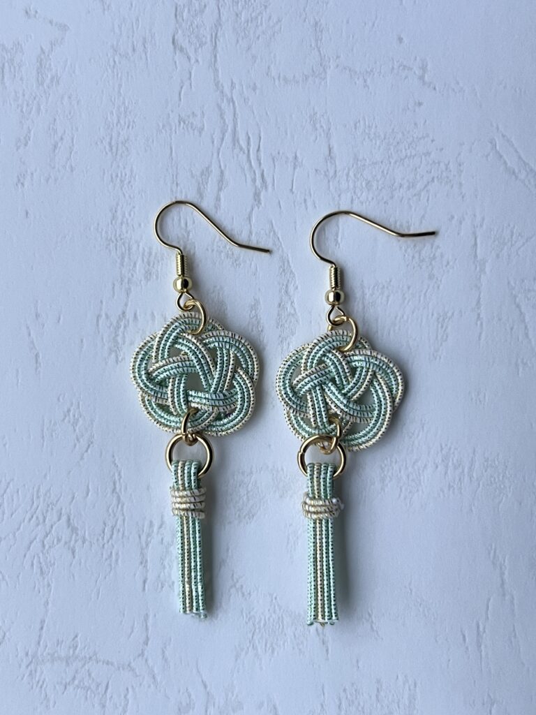 梅結びの水引ピアス|淡いグリーンとゴールドの和風アクセサリー(kohaku)