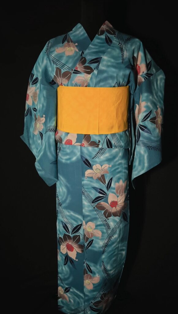 青緑の花柄浴衣に黄色の作り帯を合わせた全身コーディネート。綿素材の涼やかな夏着物