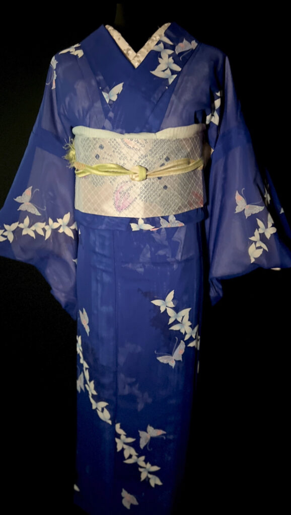 青の夏着物と淡色の帯を合わせた全身スタイル。軽やかで涼しげな印象の和装

