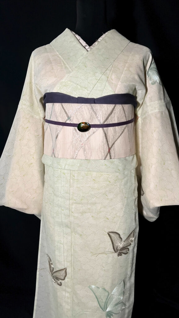 黄緑の夏着物（紗）｜刺繍の蝶と軽やかな透け感が際立つ上半身ディテール