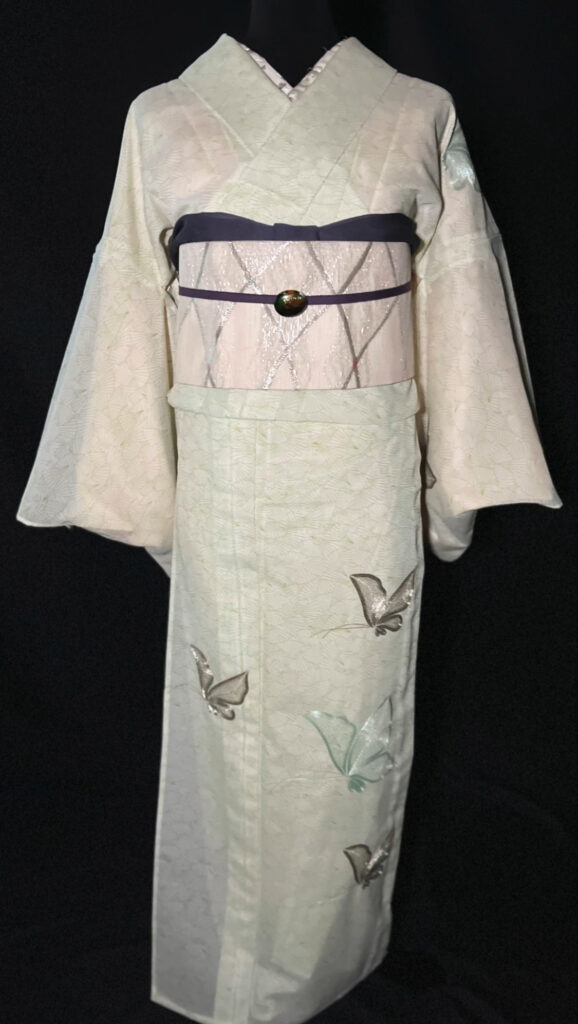 うっすら黄緑の正絹夏着物（紗）｜蝶の刺繍が入った上品な一着の正面全体