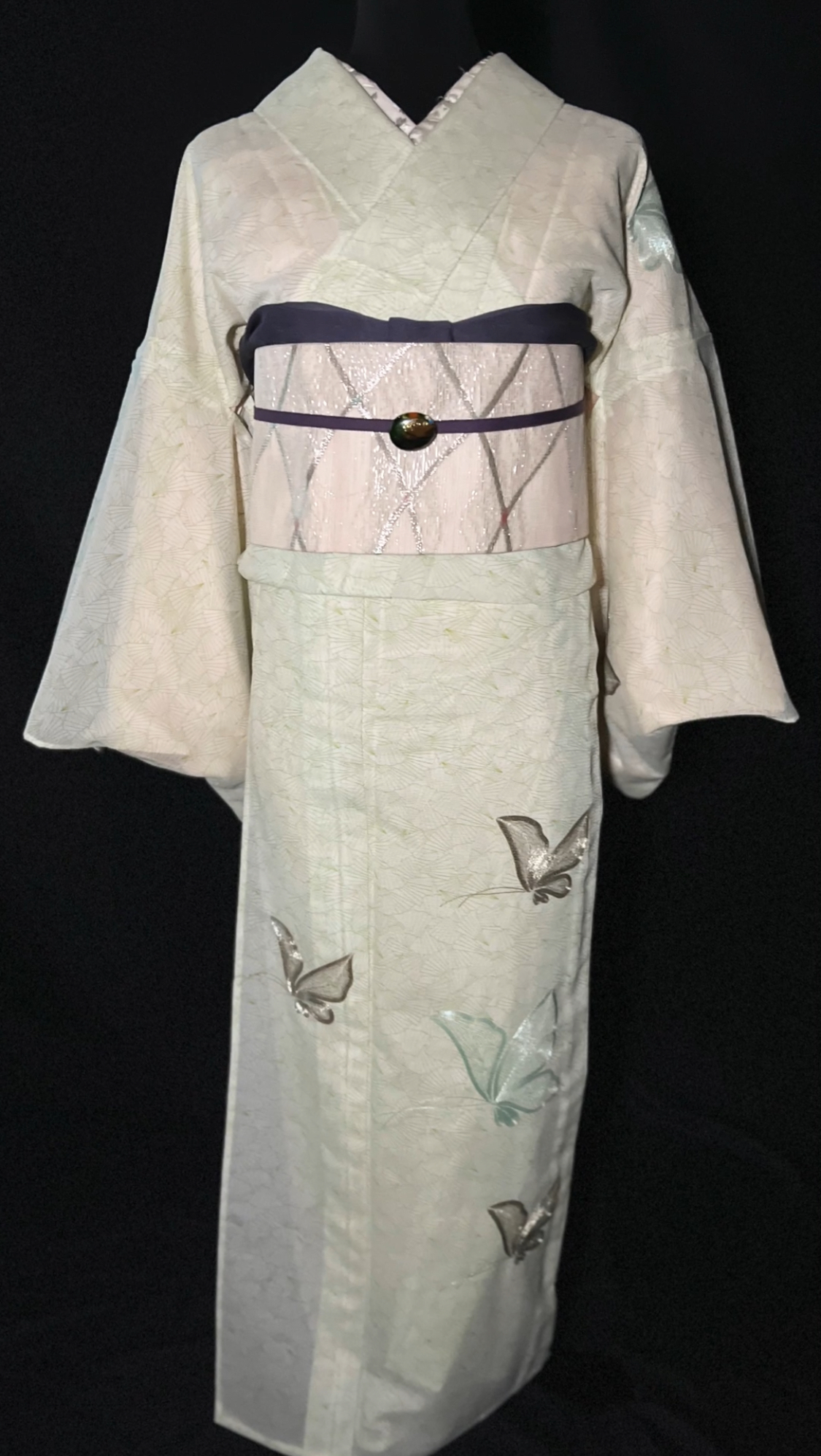 うっすら黄緑の正絹夏着物（紗）｜蝶の刺繍が入った上品な一着の正面全体