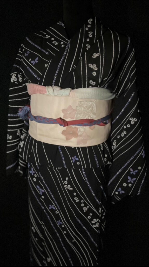 やわらかな色合いの浴衣と帯の組み合わせ。綿素材の涼しげな夏の着姿