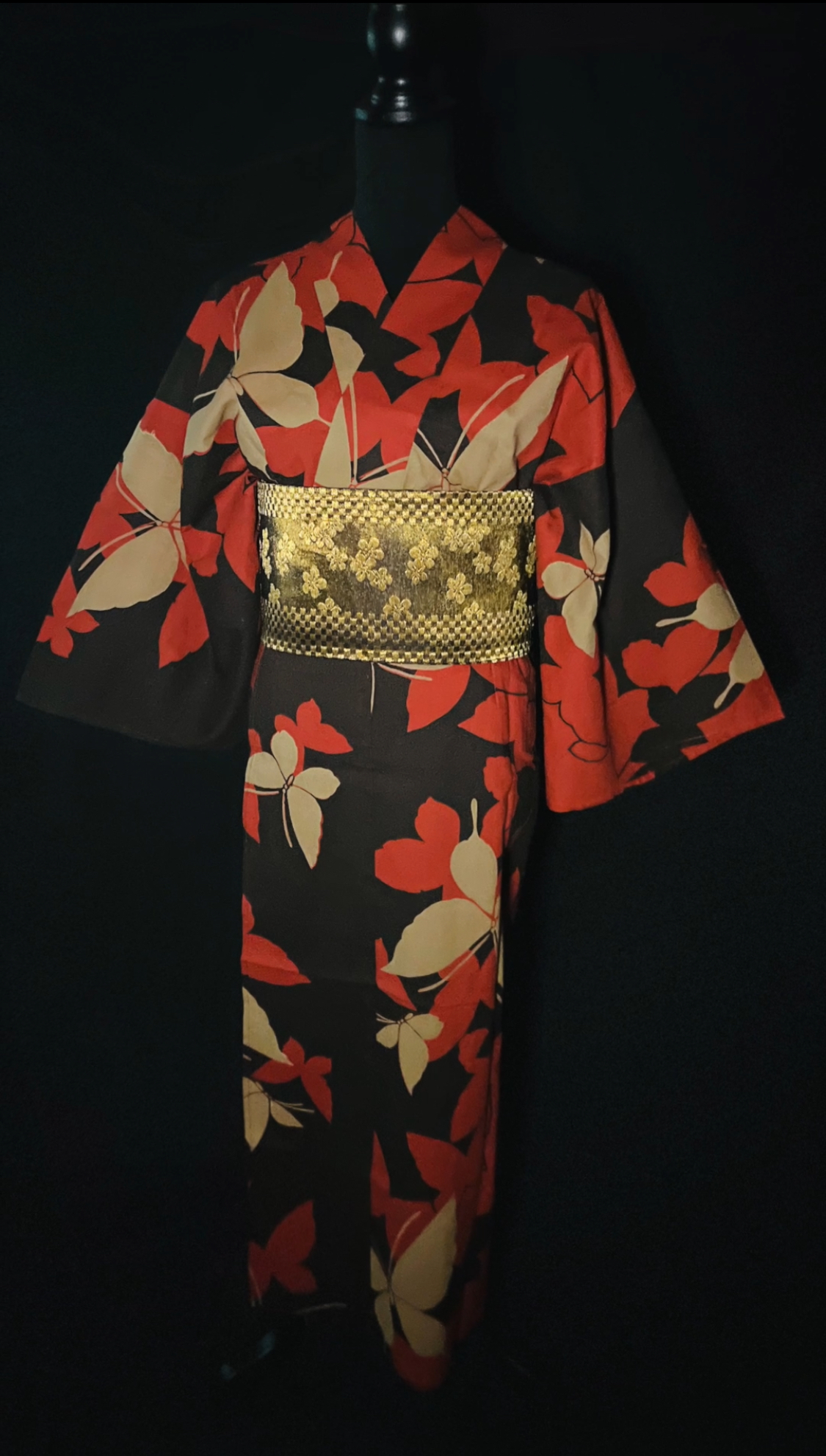 黒地にオレンジの花と黄色の蝶が描かれたセパレートタイプの綿浴衣と黒金の半幅帯コーディネート