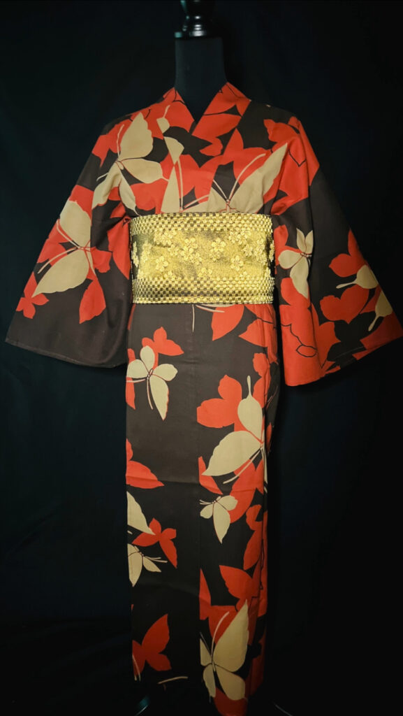 黒地に花と蝶模様が映えるセパレート浴衣の全身コーディネート。金糸入りの黒い半幅帯が印象的な一着