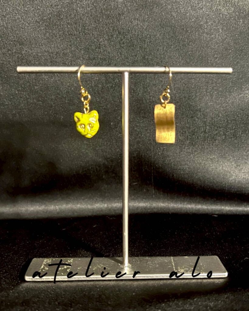 猫の顔チャームと真鍮プレートを組み合わせたハンドメイドアシンメトリーピアス