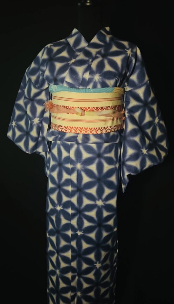 藍色の七宝柄浴衣と生成り地の博多織名古屋帯を合わせた上品な浴衣スタイル