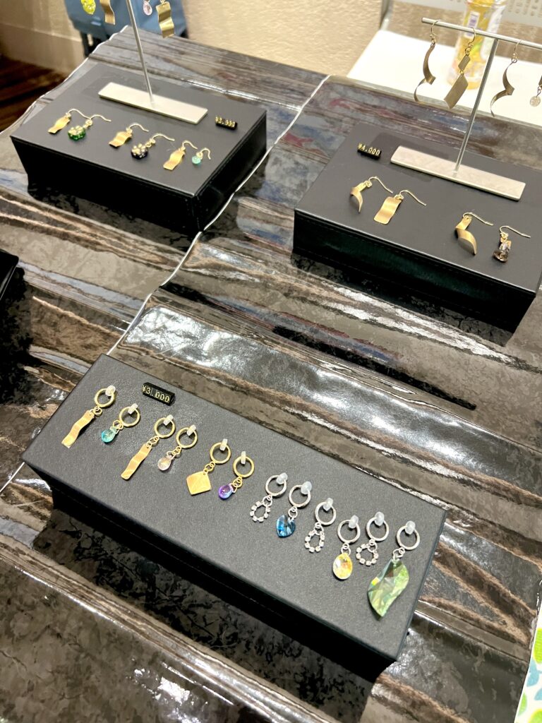 atelier aloの真鍮アクセサリー。余白シリーズを中心に、シンプルで上品なデザインを展示した様子。
