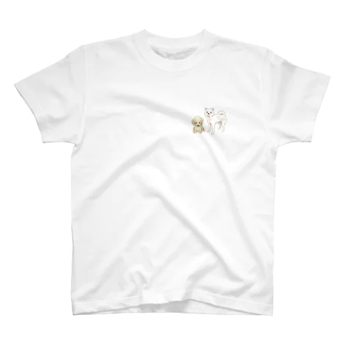 OJO FriendsシリーズのホワイトTシャツ。ダックスフンドのOJOと白柴しばまるが並ぶ、犬好きにおすすめのシンプルなデザイン。