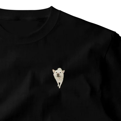 黒いTシャツの胸元に白柴しばまるを小さく配置した、シンプルで大人も着やすい柴犬ワンポイントデザイン