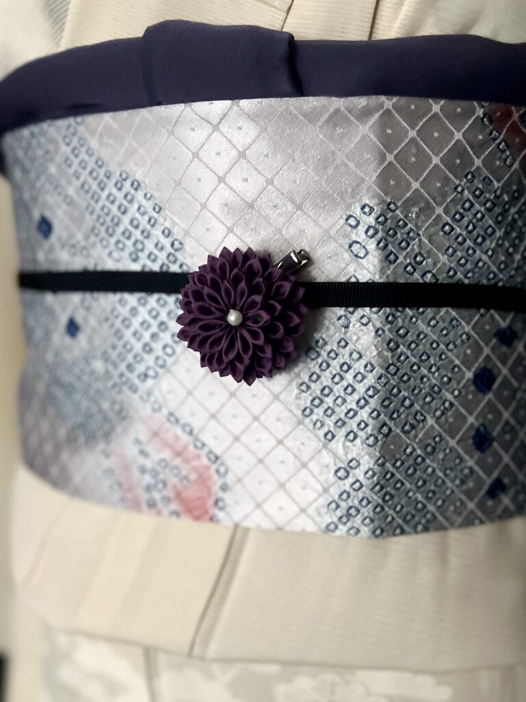 正絹の夏着物と絞りの帯にatelier aloの正絹つまみ細工を帯留め代わりに合わせた装い