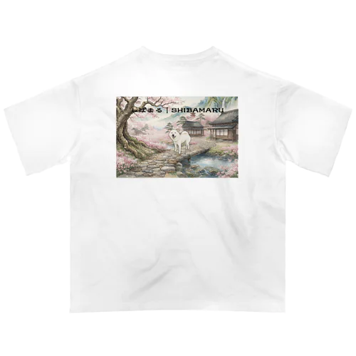 白いTシャツの背面に、満開の桜と日本の古い町並みの中を歩く白柴しばまるを描いたSHIBAMARU日本画コレクション「桜霞の里」のデザイン