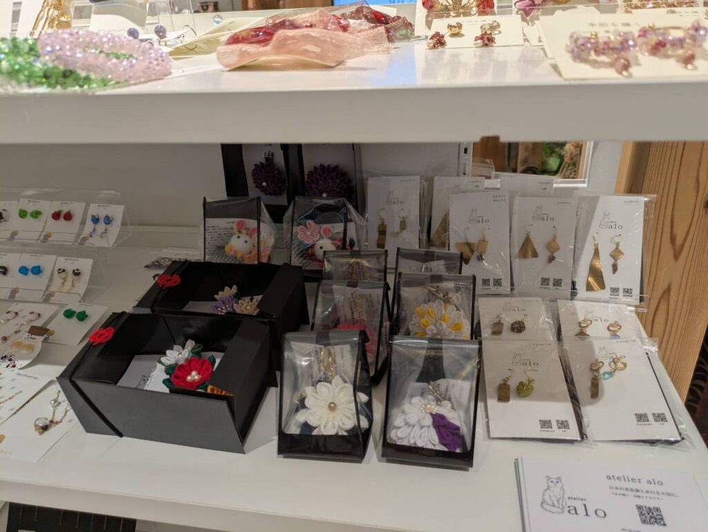 神戸マルイに並ぶatelier aloの真鍮と天然石のハンドメイドアクセサリー